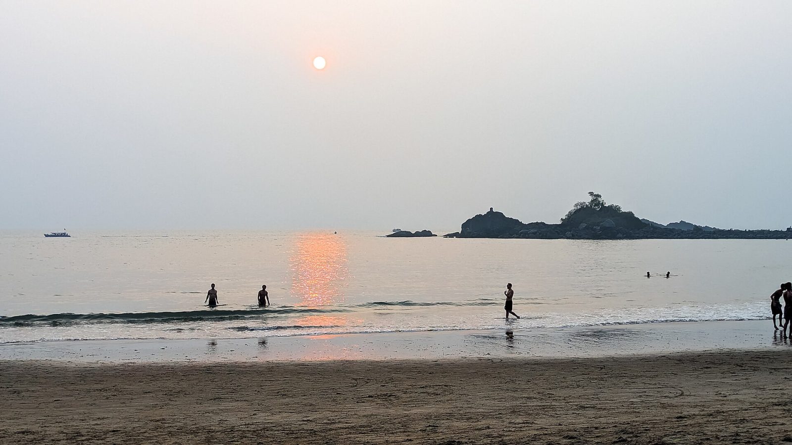 Om Beach, Gokarna