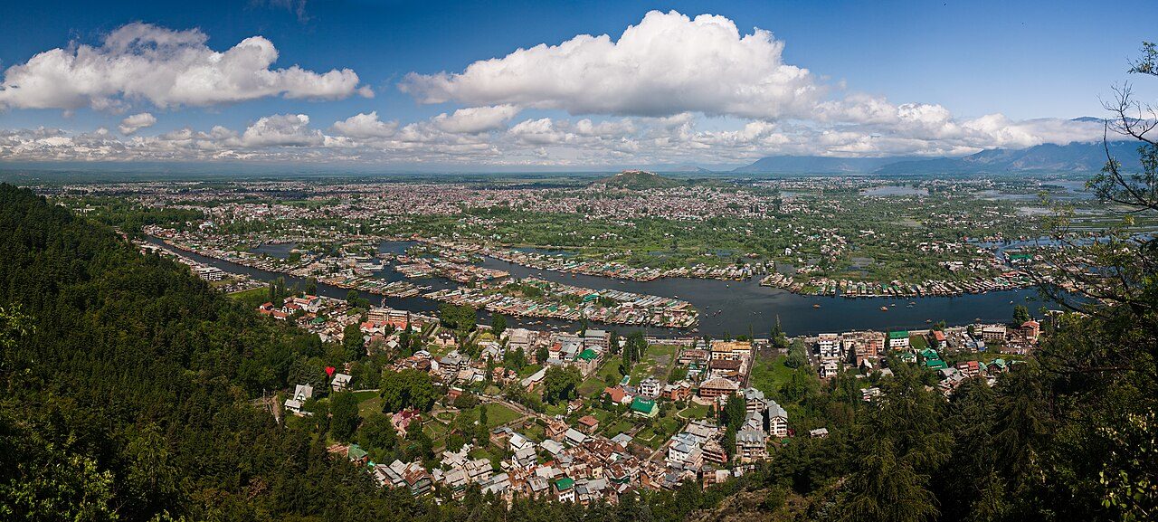 Srinagar and Gulmarg in 4 Days: Dal Lake, Mughal Gardens and the Gondola