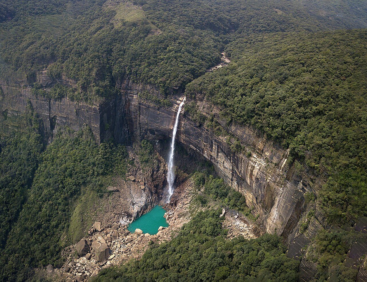 Shillong and Cherrapunji in 4 Days: Lakes, Canyons, Caves and Root Bridges