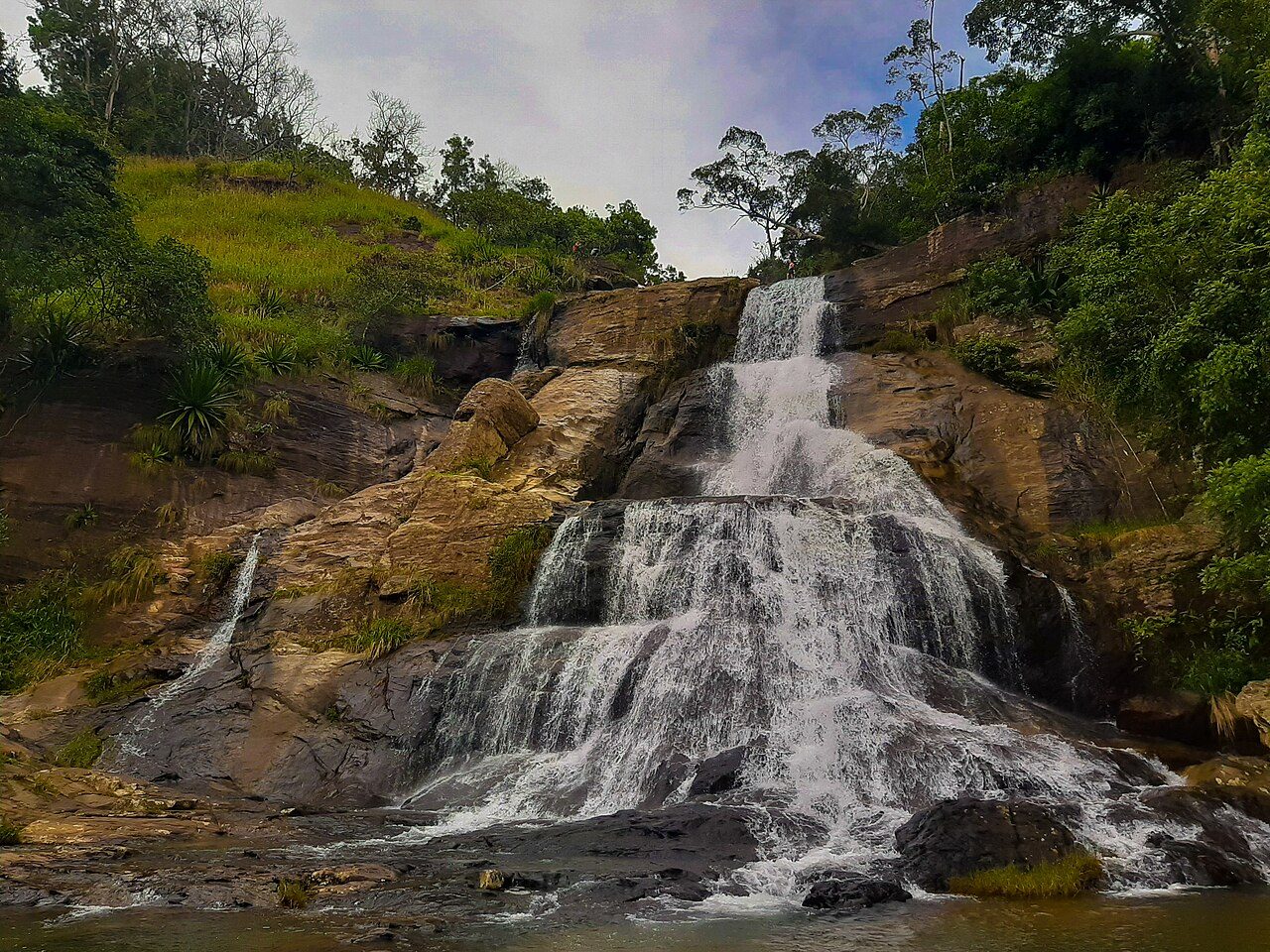 Diyaluma Falls