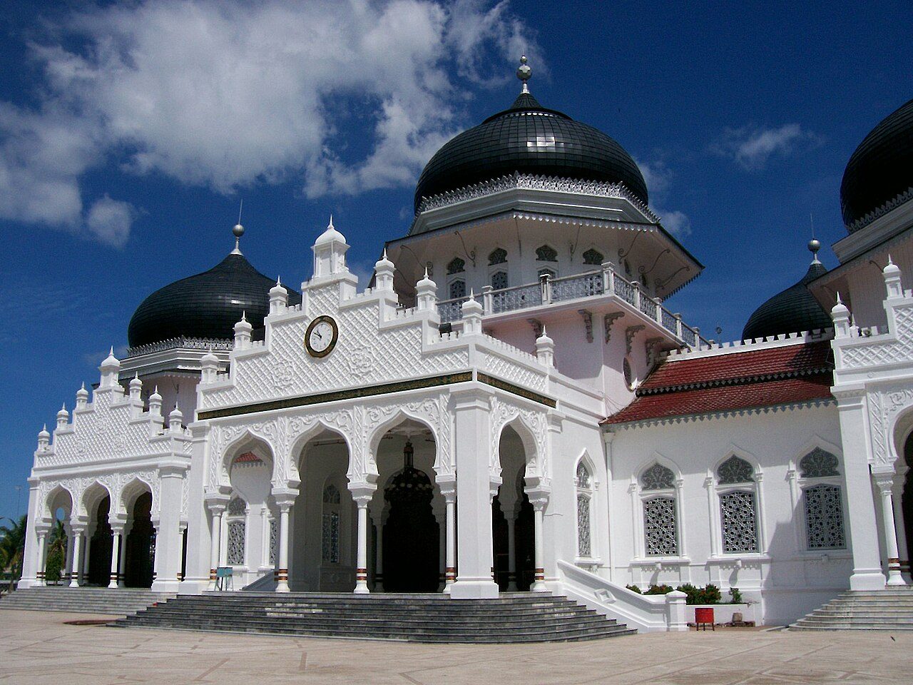 Banda Aceh: The Grand Mosque and the Tsunami Museum