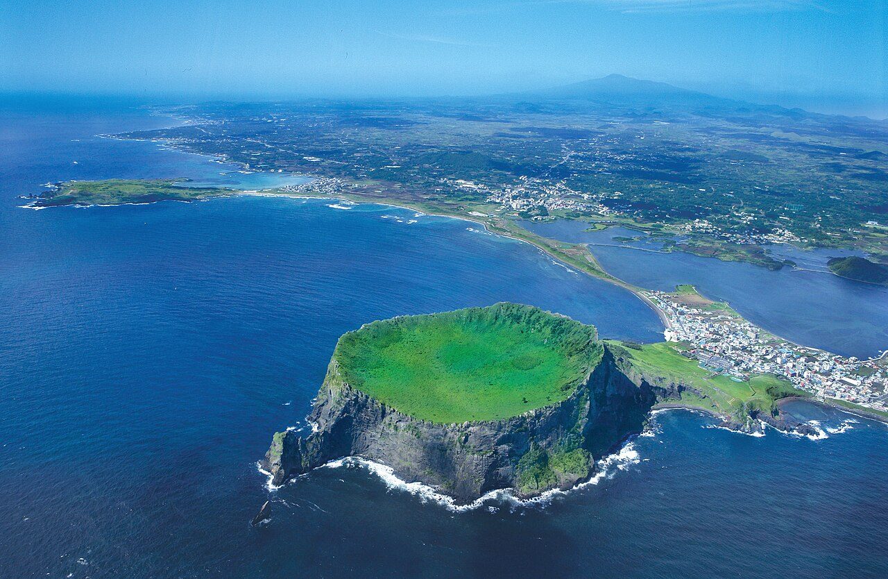 Jeju Island in 5 Days: Volcanic Peaks, Lava Caves, Waterfalls and Beaches