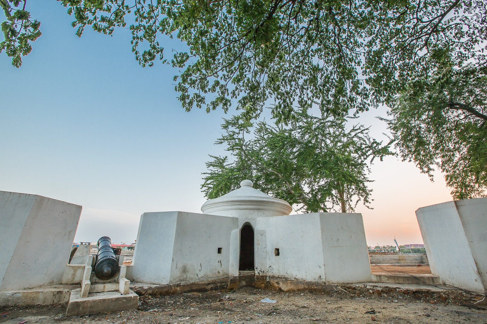 Wichian Chodok Fort with a cannon.